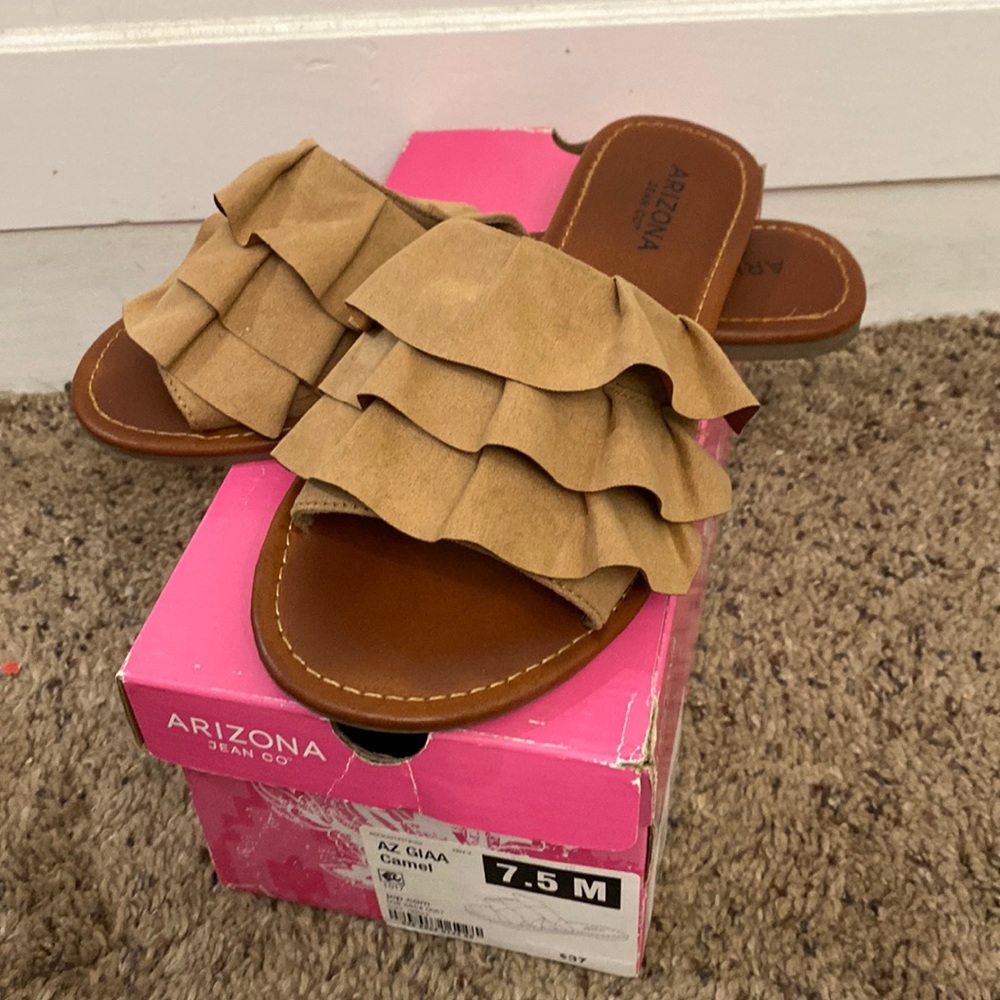 Arizona tan ruffle Giaa slide size 7.5